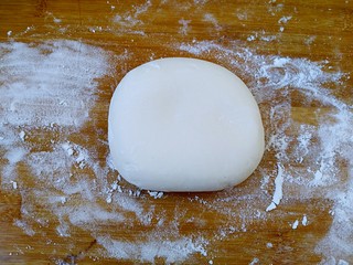 10、八寸披萨饼饼胚,取出发酵好的面团，放到面板上揉至光滑。