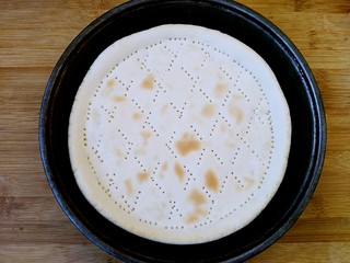 15、八寸披萨饼饼胚,烤箱预热好后，把饼放入烤箱，上下火150℃烤大约5分钟，饼面微黄即可。