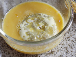 10、コロッケ日式可乐饼,再蘸上蛋液，均匀的包裹整个土豆饼哦