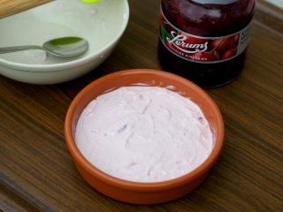 1、樱桃盆栽,3.装入盆中，表面抹平。