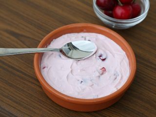 2、樱桃盆栽,6.再用小勺子抹平。