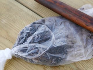 3、樱桃盆栽,放到食品袋中碾成粗颗粒碎。