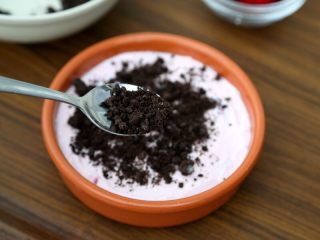 4、樱桃盆栽,8.然后将饼干碎撒到酸奶上面。