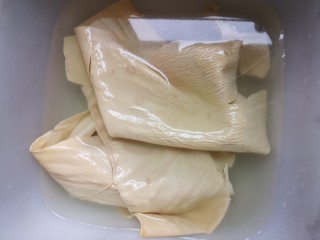 1、麻辣豆皮儿,用水泡两张豆腐皮儿。