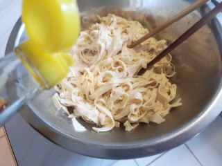 5、麻辣豆皮儿,倒入香油，以防粘连。