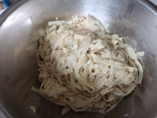 6、麻辣豆皮儿,搅拌均匀之后放在边上备用。