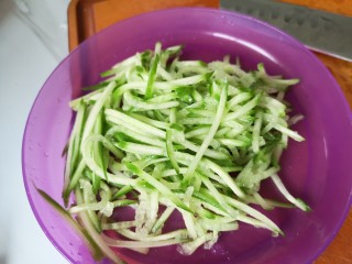 8、麻辣豆皮儿,黄瓜切丝。