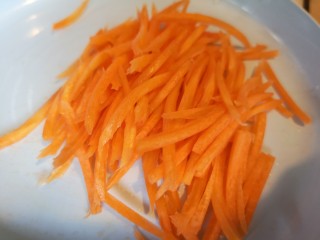 10、麻辣豆皮儿,切成丝。