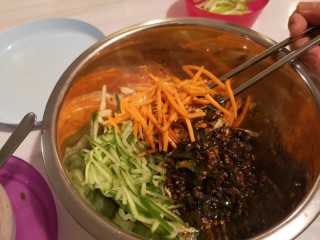 17、麻辣豆皮儿,把豆腐丝，黄瓜丝，胡萝卜丝放在碗中，加入调好的汁。