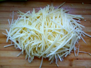 2、凉拌尖椒土豆丝,土豆切丝