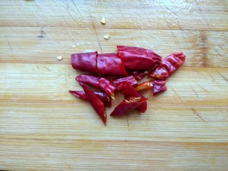 6、凉拌尖椒土豆丝,干红辣椒切小段