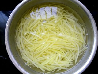 8、凉拌尖椒土豆丝,把土豆丝捞出，放入冷水中，多换几次冷水，使土豆丝迅速冷却，保持口感清脆