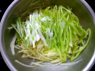 12、凉拌尖椒土豆丝,加入适量盐，一点糖