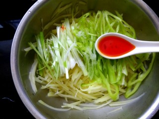 13、凉拌尖椒土豆丝,加入一勺红油