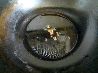 14、凉拌尖椒土豆丝,锅中放入适量植物油，烧至冒烟，放入几粒花椒，关火