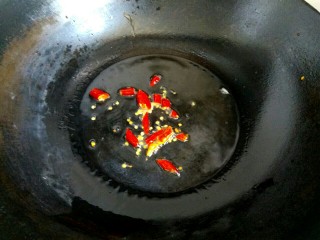 15、凉拌尖椒土豆丝,把花椒捞出扔掉，放入干红辣椒