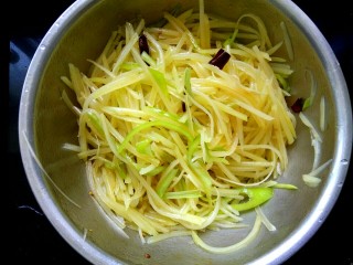 17、凉拌尖椒土豆丝,搅拌均匀（可以根据自己的喜好加适量香油味精，其他佐料可以适量调整）