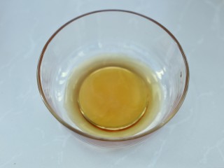 1、广式蛋黄莲蓉月饼,容器内倒入转化糖浆和枧水