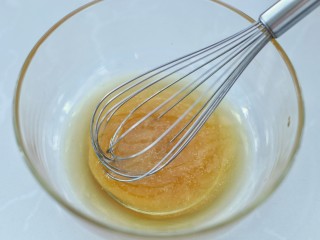 2、广式蛋黄莲蓉月饼,搅拌均匀