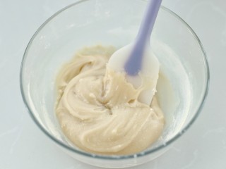 5、广式蛋黄莲蓉月饼,用刮刀拌匀