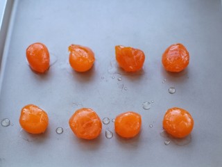 8、广式蛋黄莲蓉月饼,处理蛋黄:将蛋黄提前用玉米油浸泡一晚，排放烤盘内喷洒高度白酒