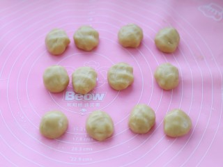 10、广式蛋黄莲蓉月饼,将静置好的面团分成20克一个的小面团