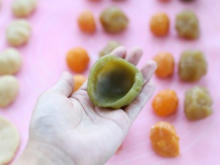 12、广式蛋黄莲蓉月饼,将称好的莲蓉馅搓圆压扁