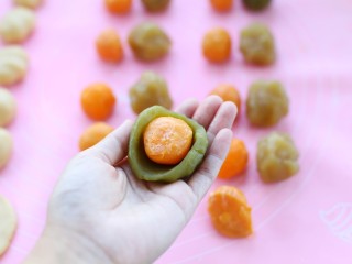 13、广式蛋黄莲蓉月饼,放上蛋黄