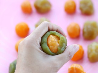 14、广式蛋黄莲蓉月饼,用虎口将莲蓉馅慢慢推上来，包裹住蛋黄