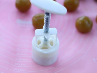19、广式蛋黄莲蓉月饼,再放进模具中用力均匀的压一下