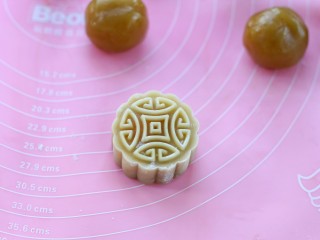 20、广式蛋黄莲蓉月饼,取下模具，一个月饼的生胚就做好了