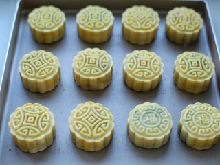 23、广式蛋黄莲蓉月饼,取出在表面薄薄的刷一层蛋黄液，再放回烤箱继续烤15-18分钟