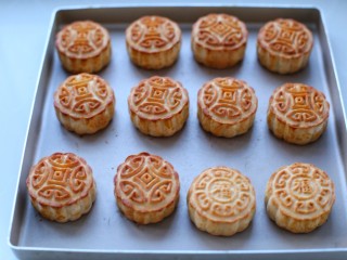 24、广式蛋黄莲蓉月饼,待月饼表面颜色变深，四周有些胀鼓取出晾凉即可