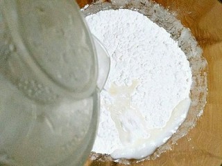 1、花边馅饼,面粉少量多次加入适量温水，搅拌成雪花状。