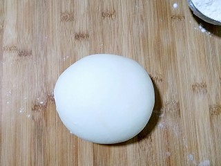 2、花边馅饼,揉成面团。