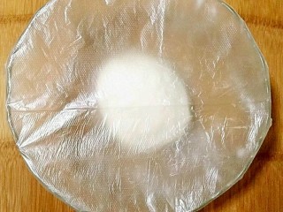 3、花边馅饼,盖保鲜膜醒15-20分钟。