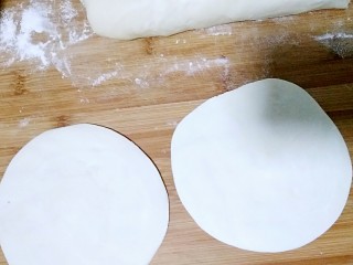 5、花边馅饼,擀成2片薄饼。