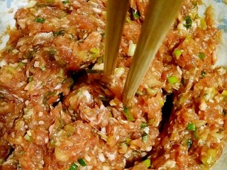 7、花边馅饼,用筷子顺时针搅上劲儿（筷子能立住的状态）