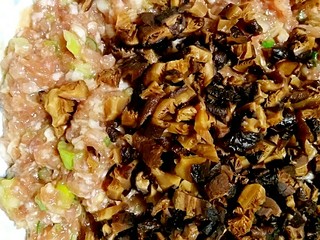 9、花边馅饼,泡发好的香菇切碎加入搅拌好的肉馅中。