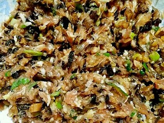 10、花边馅饼,搅拌均匀成香菇肉馅。