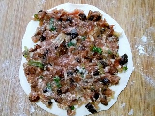 11、花边馅饼,在一片面饼上填上香菇猪肉馅。