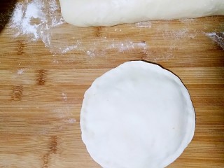 12、花边馅饼,在馅上面再盖上另一个面饼，并把饼边捏合紧