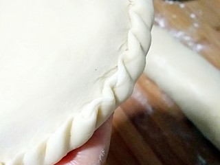 13、花边馅饼,把捏和好的饼边再捏出花边