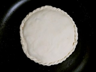 14、花边馅饼,平底锅预热，把饼入锅，加盖小火烙。