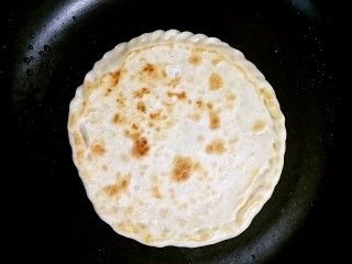 15、花边馅饼,待饼一边烙上花之后翻面，继续小火烙另一面，全程加盖小火烙，熟的快哦。