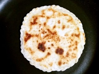 16、花边馅饼,待饼另一面金黄时就可以出锅了。