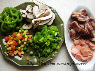 1、香肠披萨 ,香肠、火腿肠洗净切薄片，香菇、青椒洗净切片，杂菜粒洗净备用