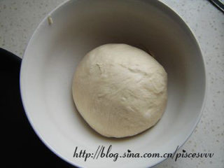 3、香肠披萨 ,将面饼材料混合后揉成光滑面团，盖上保鲜膜，室温下发酵至2倍大，将发酵后的面团排气后滚圆，松弛15分钟，将面团擀成中间薄四周略厚的圆形面饼