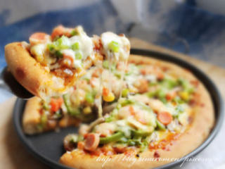 7、香肠披萨 ,将披萨放进预热后的烤箱。200度，20分钟。出炉前5分钟，再在披萨表面撒上一层马苏里拉，待芝士融化就可以享用了。