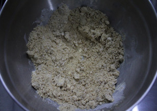 5、用可以吃的杯子装奶油——曲奇奶油杯 ,把低筋面粉和步骤3的混合物混合均匀，搓成粗粗的颗粒状。